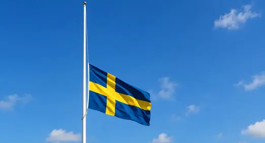 Svenska flaggan hissad på halv stång