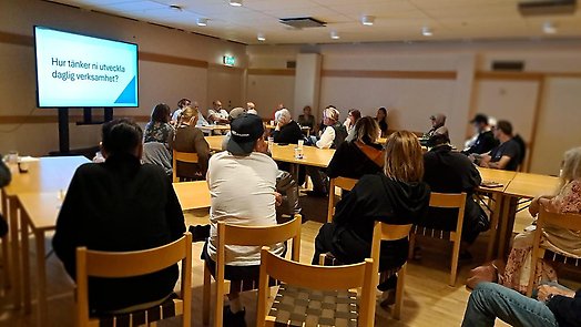 På bild: politiker och deltagare inom lss
