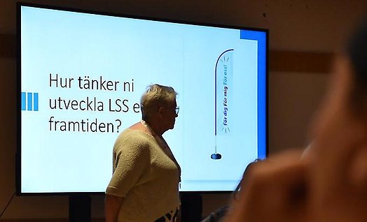Bild visar skärm med frågor till politikerna