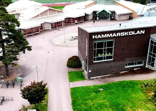 Flygfoto över Hammarsskolan i Surahammar