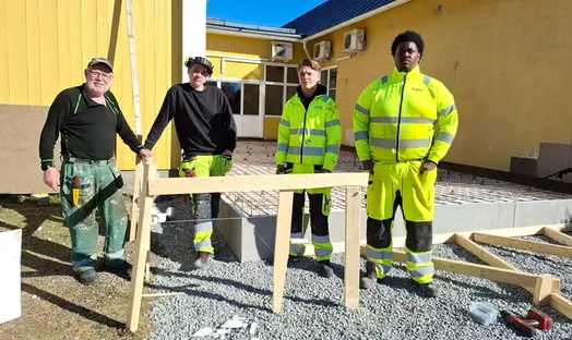 Elever från byggprogrammet står framför mcmuseumet i Surahammar