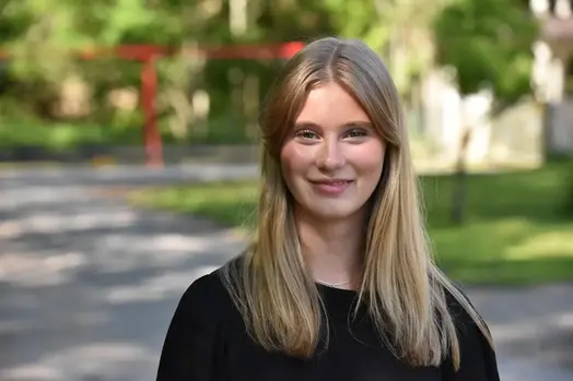 Lily Juhlin som sprider omtanke bland barnen på Ängsgården i Surahammar