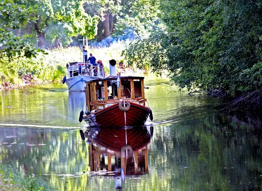 En ångbåt på strömsholms kanal med passagerare