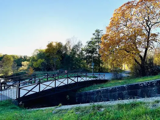 Bild tagen vid slussen i Surahammar, visar sluss, bro och träd