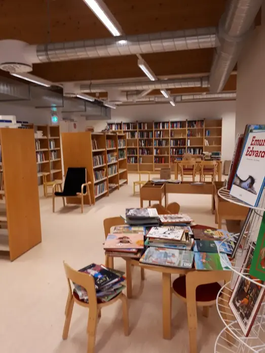 Bokhyllor, bord och stolar i Ramnäs nya bibliotek