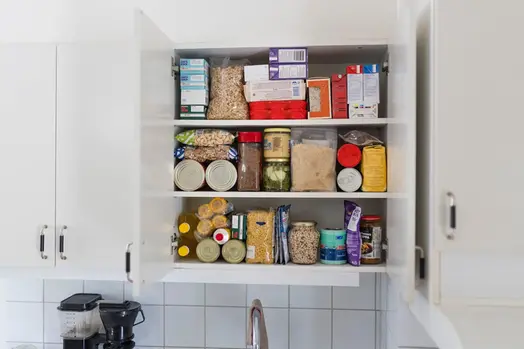 Bild på ett krisskåp. Ett krisskåp gör att du och din familj är bättre förberedda om el, vatten eller värme skulle försvinna under en tid.