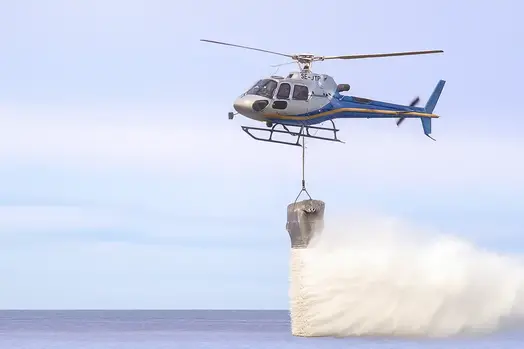 Bild visar kalkning av vatten med helikopter