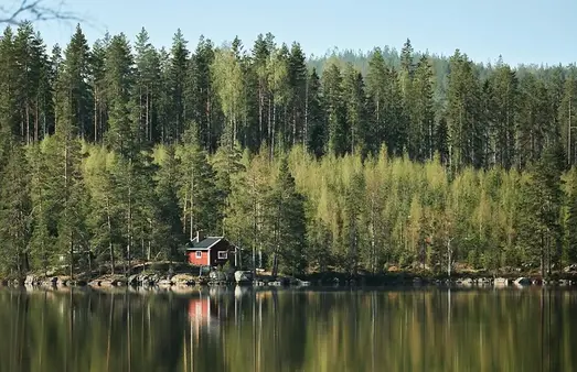 Stuga vid sjö