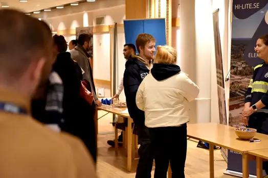 Bild visar besökare på jobbmässan i Surahammar