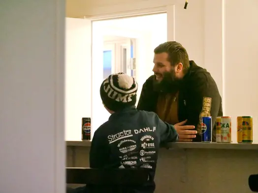 Bild visar fritidsgårdsamordnare Tobias Grankvist bakom disken på nya fritidsgården