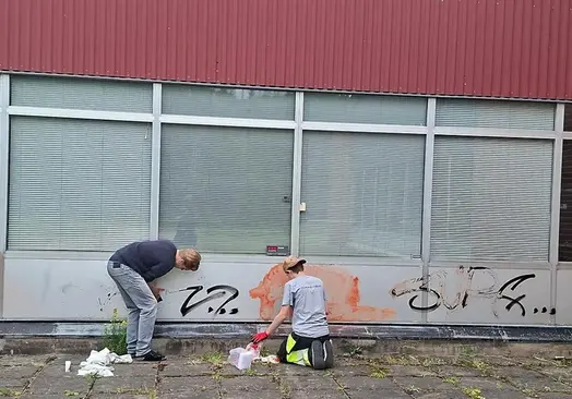 Ungdomar sanerar klotter